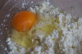 Домашние сырники под теплым соусом из сметаны: рецепт с пошаговым фото