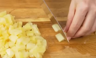Маленькими кубиками нарезаем ананасы