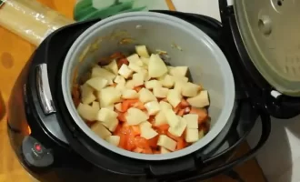 Укладываем сверху картофель и болгарский перец