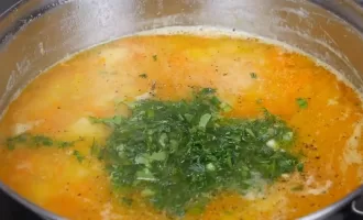 Бросаем в суп раздавленный чеснок, зелень и немного черного молотого перца