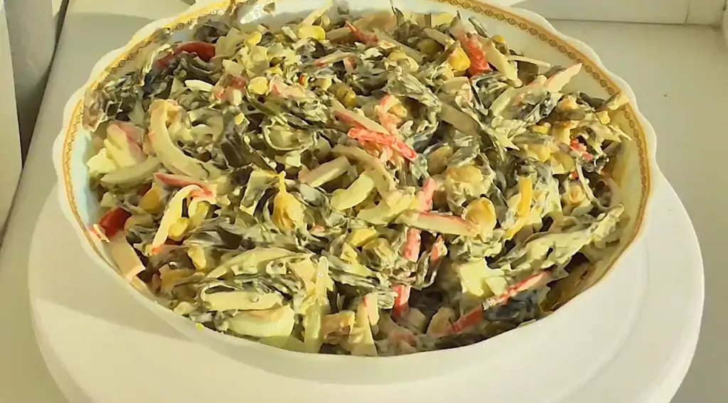 Салат из морской капусты и крабовых палочек