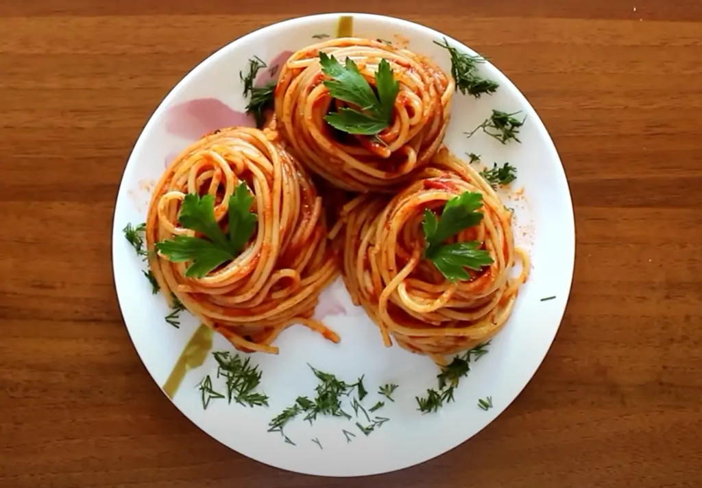 Спагетти с соусом - прекрасное домашнее блюдо