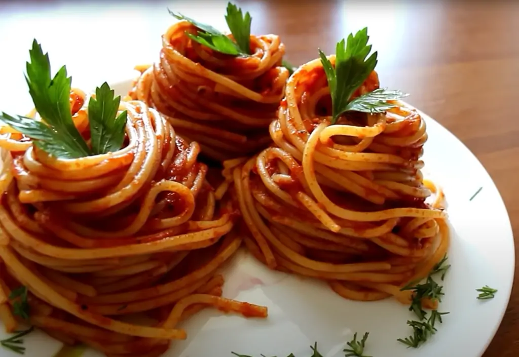 Спагетти с соусом - прекрасное домашнее блюдо