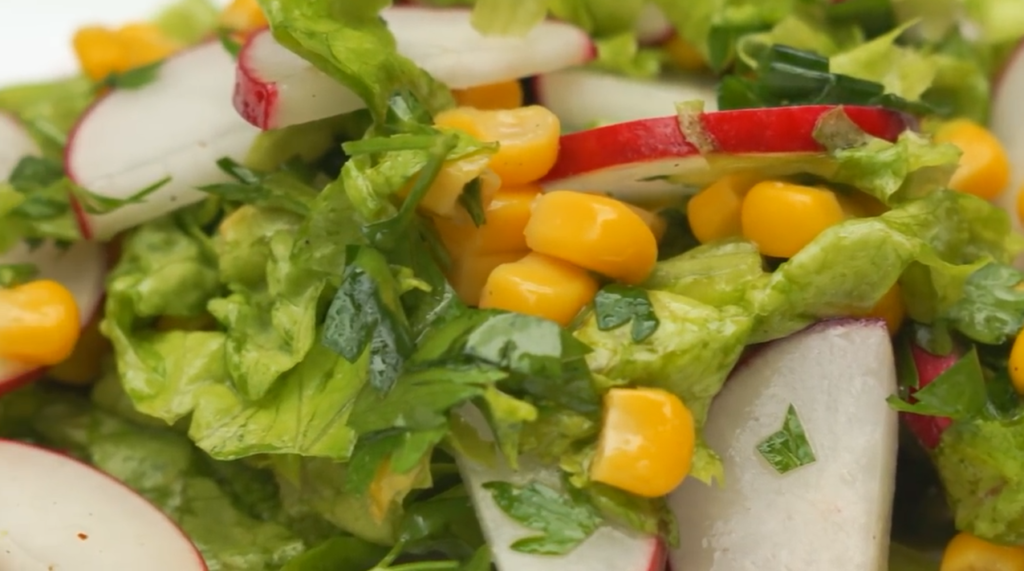 Салат из редиса с кукурузой