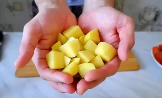 Картофель нарезаем крупными кубиками