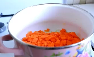 Морковь нарезаем ее тонкими четвертинками