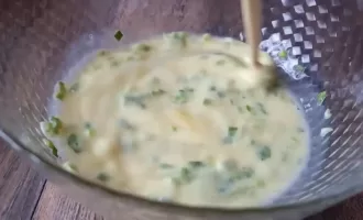 В отдельной миске смешайте яйца, молоко, соль и зелень