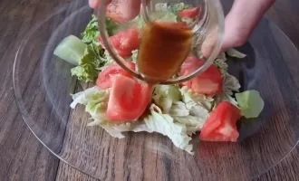 Заправьте овощной салат подготовленной смесью