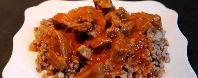 Гуляш с гречкой