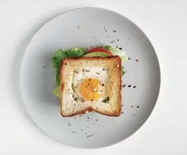 Завершаем композицию тостом с яйцом