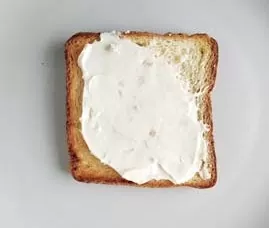второй ломтик хлеба намазываем творожным сыром