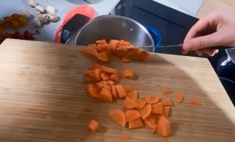 Сюда же кусочки морковки