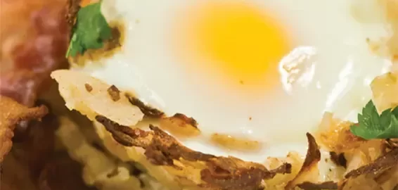 Яйца в картофельных гнездышках с беконом