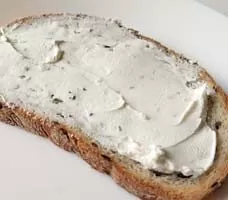 На хлеб намазываем творожный сыр